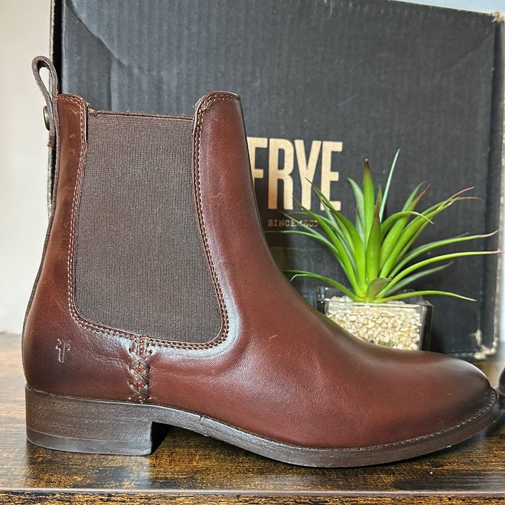 NEW Frye Leather Chelsea Boots brown